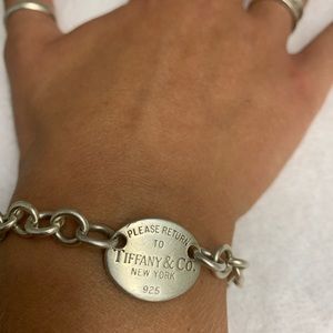 TIFFANY and CO pendant oval tag bracelet.